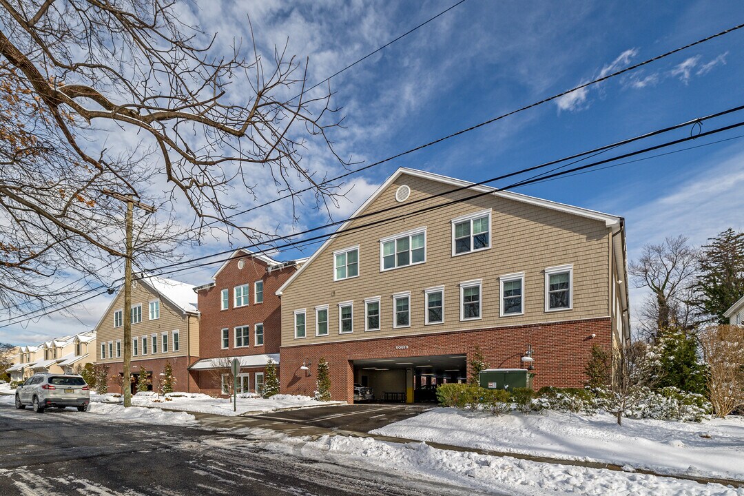 Royal Quarters in Hawthorne, NJ - Building Photo