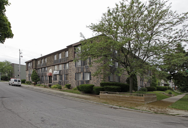 Juneau Gardens in Milwaukee, WI - Foto de edificio - Building Photo