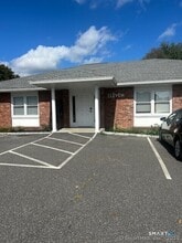 11 Church Hill Rd in Newtown, CT - Foto de edificio - Building Photo