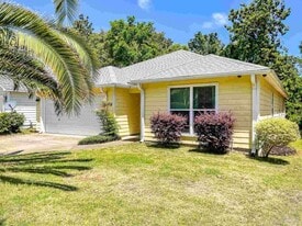 5920 N Bay Point Dr in Pensacola, FL - Building Photo