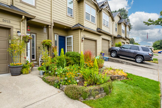 Kelly Creek Estate Townhomes # 2 in Gresham, OR - Building Photo - Building Photo