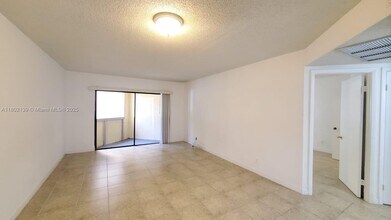 8290 Lake Dr in Doral, FL - Building Photo - Building Photo