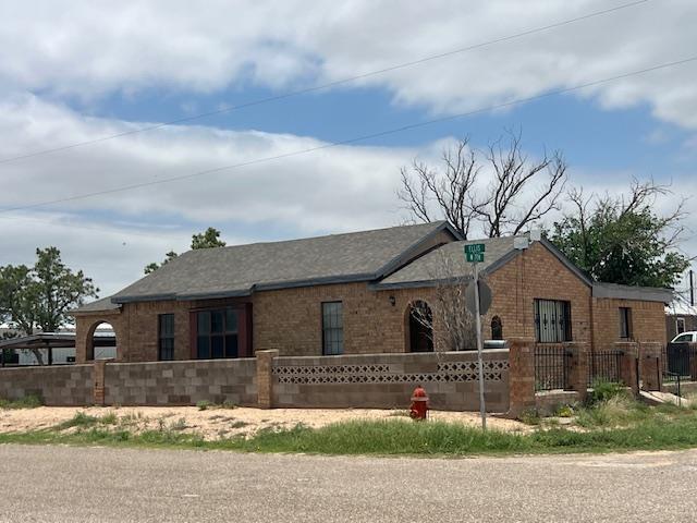 property at 601 W 7th St