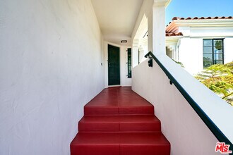 1087 S Genesee Ave in Los Angeles, CA - Building Photo - Building Photo