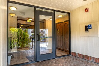 5325 Lindley Ave in Tarzana, CA - Building Photo - Building Photo