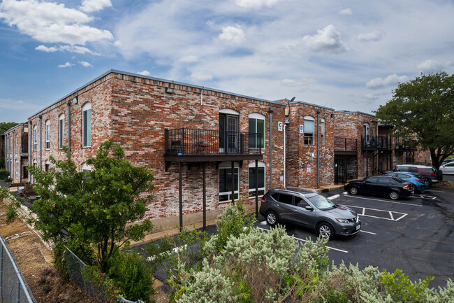 6501 E Hill Dr in Austin, TX - Foto de edificio - Building Photo