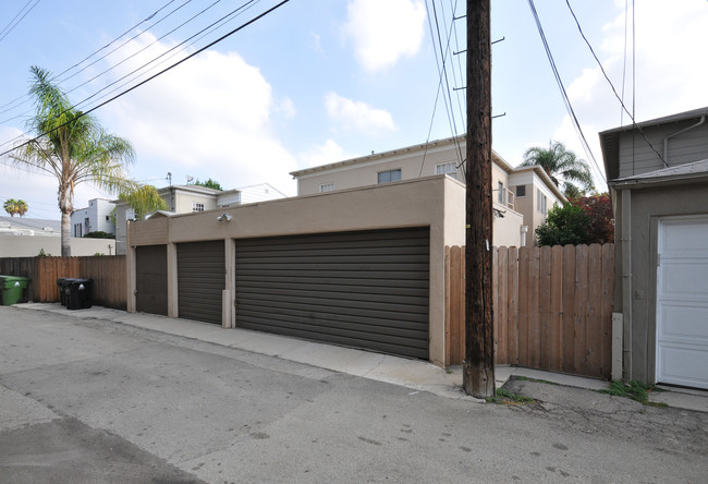 111 S Harper Ave in Los Angeles, CA - Building Photo - Building Photo