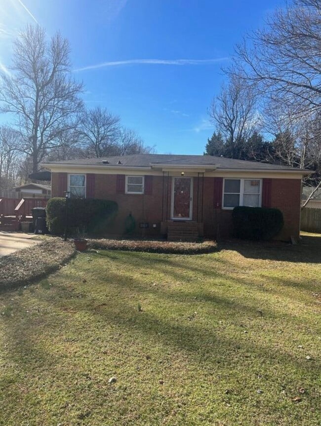 102 Greentree Dr in Mount Holly, NC - Foto de edificio - Building Photo