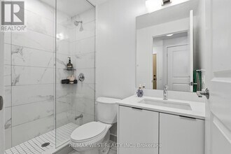 202 Burnhamthorpe Rd E in Mississauga, ON - Building Photo - Building Photo
