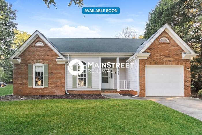 8708 Brampton Dr in Charlotte, NC - Building Photo