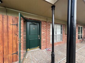 11540 Chimney Rock Rd in Houston, TX - Building Photo