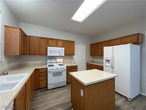 10617 Englewood Cliffs Ave in Las Vegas, NV - Building Photo - Building Photo