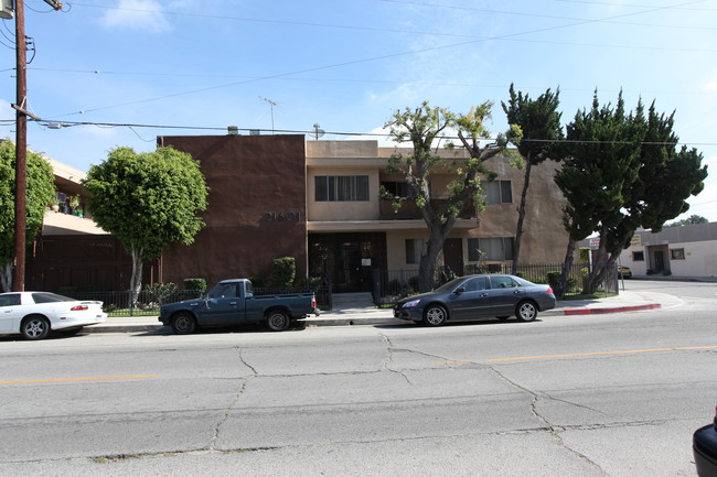 Imperial Manor in Canoga Park, CA - Building Photo - Building Photo