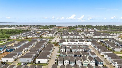 2406 Driftwood Trl in Clear Lake Shores, TX - Foto de edificio - Building Photo