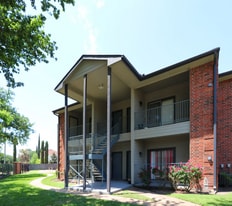 8800 Westplace Dr in Houston, TX - Building Photo