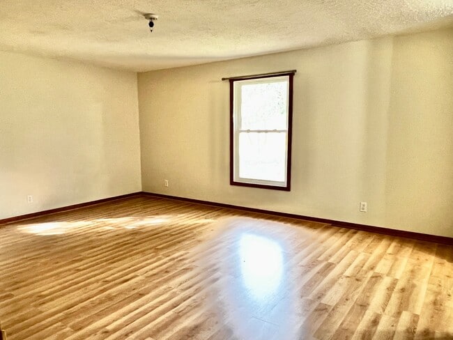 1047 Oak Dr in Altoona, WI - Building Photo - Building Photo