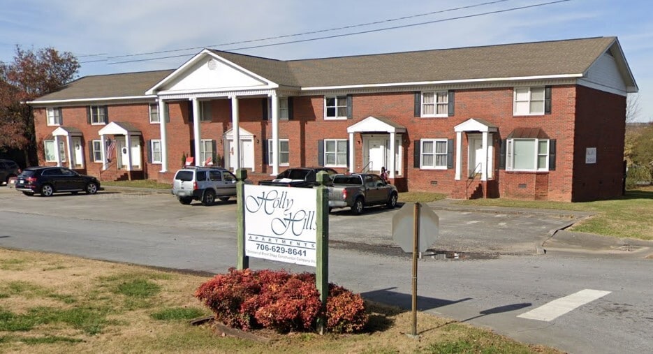 Holly Hills Apartments in Calhoun, GA - Building Photo