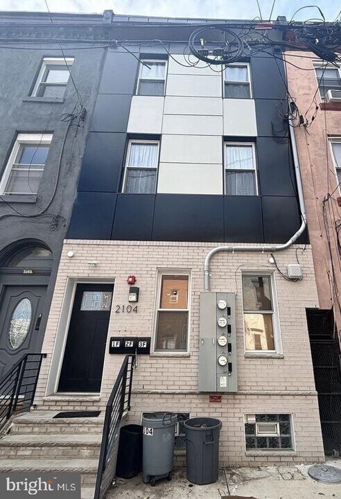 2104 N 8th St in Philadelphia, PA - Building Photo