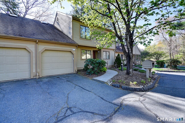 4 Stonington Ct in Avon, CT - Building Photo - Building Photo