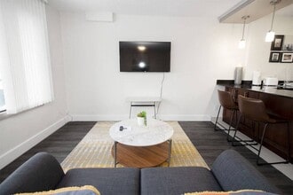190 Smith Apartment Suites in Winnipeg, MB - Building Photo - Building Photo