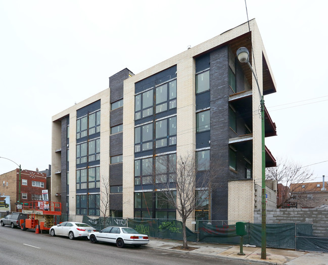 1533 W Superior St in Chicago, IL - Foto de edificio - Building Photo