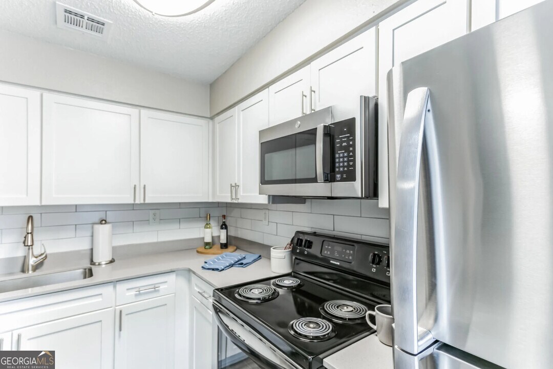 1067 Pitts Rd in Atlanta, GA - Building Photo