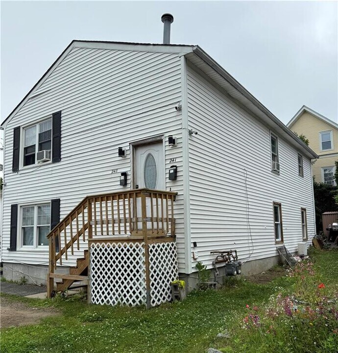 241 Gray St in Providence, RI - Building Photo