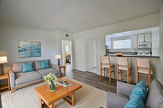 4565 Hazeltine Ave, Unit 206 in Los Angeles, CA - Building Photo - Building Photo