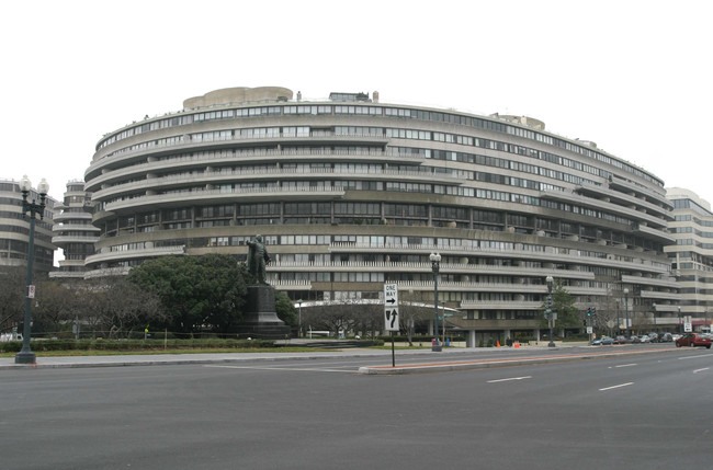 Watergate East Residences in Washington, DC - Building Photo - Building Photo