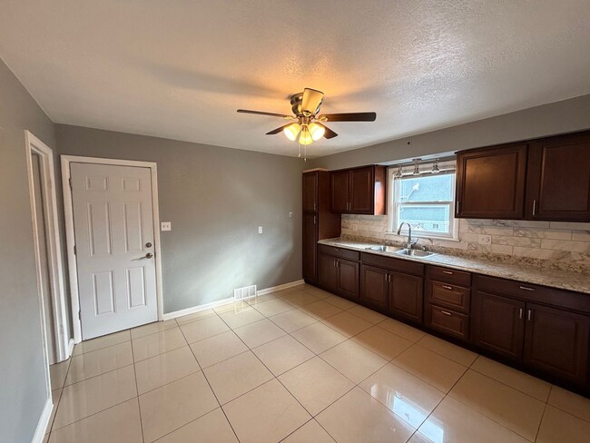 5824 N Teutonia Ave in Milwaukee, WI - Building Photo - Building Photo