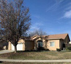 1040 Lords Ct in Lemoore, CA - Building Photo