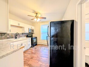 61 Delos St W in St. Paul, MN - Foto de edificio - Building Photo