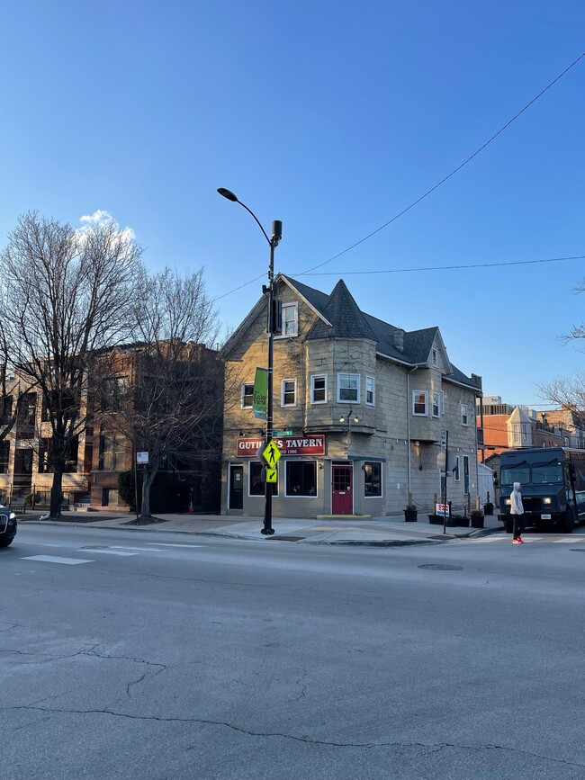 1300 W Addison St, Unit Apt 2 in Chicago, IL - Building Photo - Building Photo