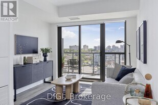 325 Yorkland Blvd in Toronto, ON - Building Photo
