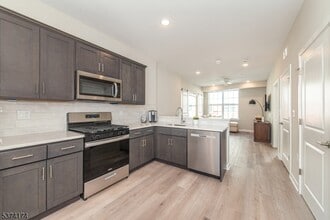 10 Kingsbridge Rd, Unit W-1105 in Fairfield, NJ - Building Photo - Building Photo