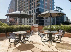 202 1/2 Lavaca St in Austin, TX - Building Photo - Building Photo