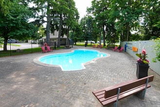 Veterans Terrace in Barrie, ON - Building Photo - Building Photo