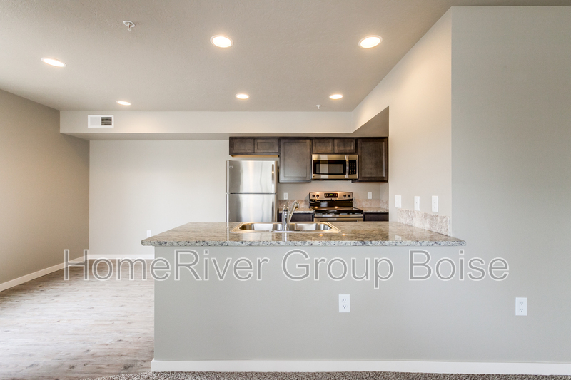 811 E Wandering Ln in Kuna, ID - Building Photo
