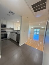 159 W Green St, Unit Pasadena Place in Pasadena, CA - Foto de edificio - Building Photo