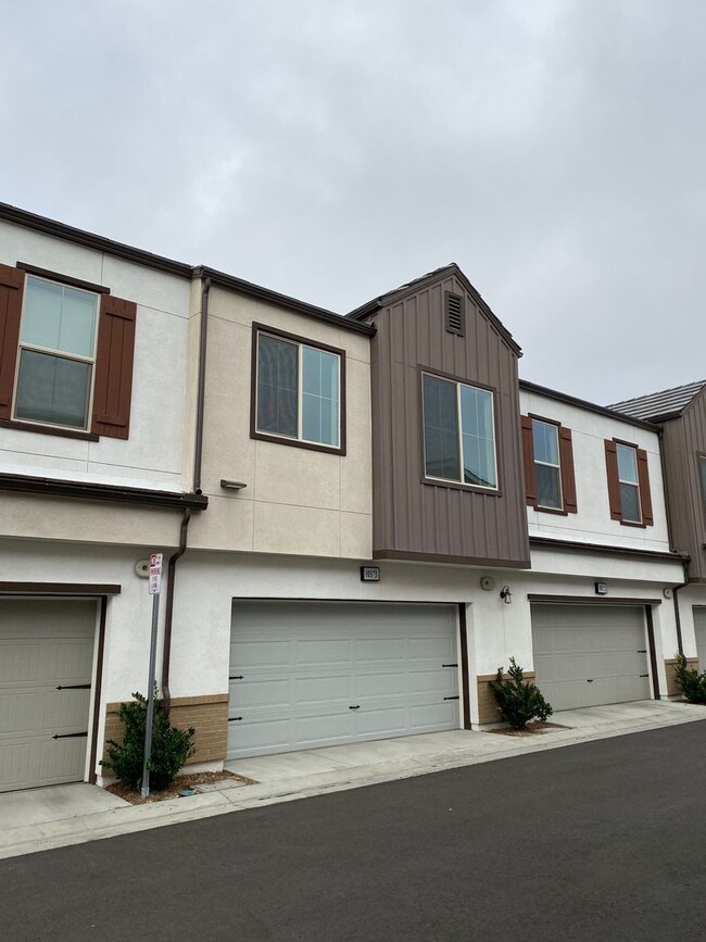 105 Red Brick Dr in Simi Valley, CA - Building Photo - Building Photo