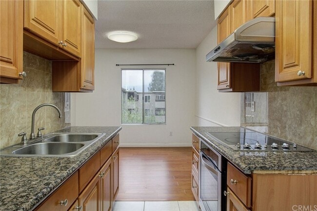 339 S Catalina Ave, Unit 315 in Pasadena, CA - Foto de edificio - Building Photo