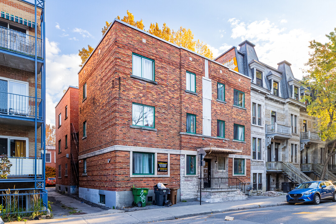 3469 De Bullion Rue in Montréal, QC - Building Photo