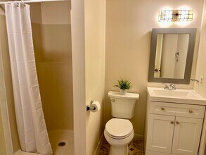 300 Brittany Farms Rd in New Britain, CT - Foto de edificio - Building Photo