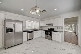 6944 Emerald Springs Ln in Las Vegas, NV - Building Photo - Building Photo
