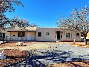 615 Valencia Dr SE in Albuquerque, NM - Building Photo - Building Photo