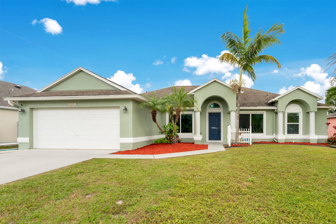 1231 SE Naples Ln in Port St. Lucie, FL - Building Photo