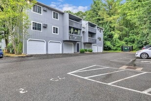 72 Buddington Rd in Groton, CT - Building Photo