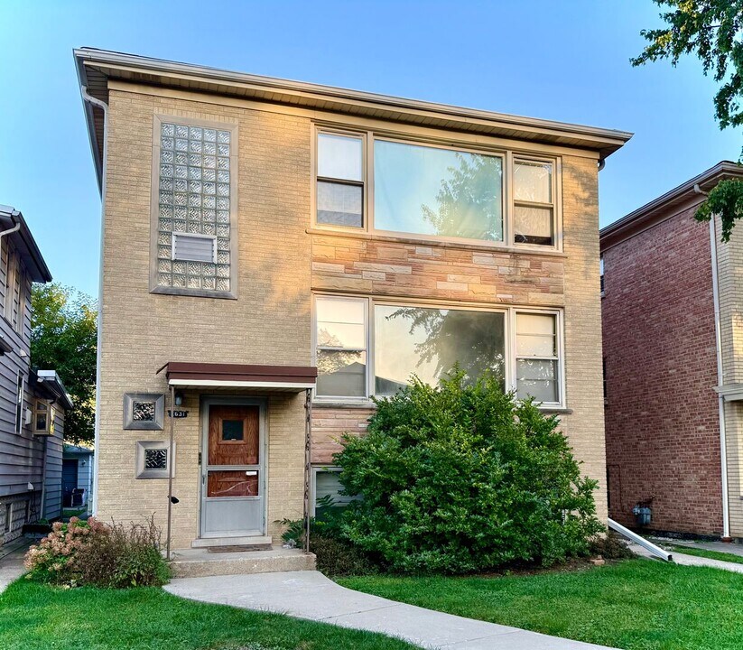 2631 N 74th Ave in Elmwood Park, IL - Foto de edificio