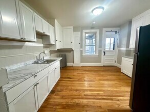 589 Pleasant St in Holyoke, MA - Building Photo - Building Photo