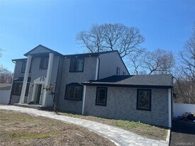 28 McCulloch Dr in Dix Hills, NY - Building Photo